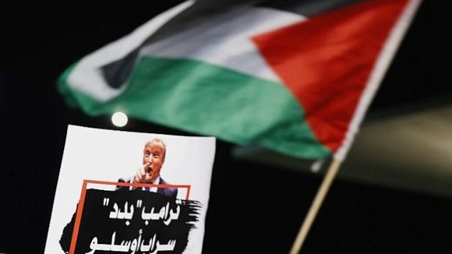 عرب من مواطني إسرائيل يشاركون في تظاهرة من أمام مبنى السفارة الأمريكية في تل أبيب احتجاجا على قرار الرئيس الأمريكي دونالد ترامب الإعتراف بالقدس عاصمة لإسرائيل، 12 ديسمبر، 2017.  (AFP Photo/Jack Guez)