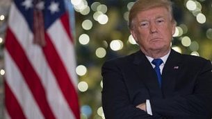 الرئيس الأمريكي دونالد ترامب يتحدث عن قانون الإصلاح الضريبي في البهو الكبير للبيت الأبيض في واشنطن العاصمة، 13 ديسمبر 2017. (AFP/Saul Loeb)