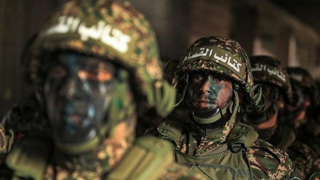 مقاتلو حماس يشاركون في تجمع بمناسبة الذكرى الثلاثين لتأسيس المنظمة في مدينة غزة في 14 ديسمبر / كانون الأول 2017. (AFP Photo/Mohammed Abed) مقاتلو حماس يشاركون في تجمع بمناسبة الذكرى الثلاثين لتأسيس المنظمة في مدينة غزة في 14 ديسمبر / كانون الأول 2017. (AFP Photo/Mohammed Abed)
