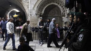 قوات الأمن الإسرائيلية تقف في مدينة القدس القديمة في 22 ديسمبر / كانون الأول 2017. (AFP Photo/Menahem Kahana)