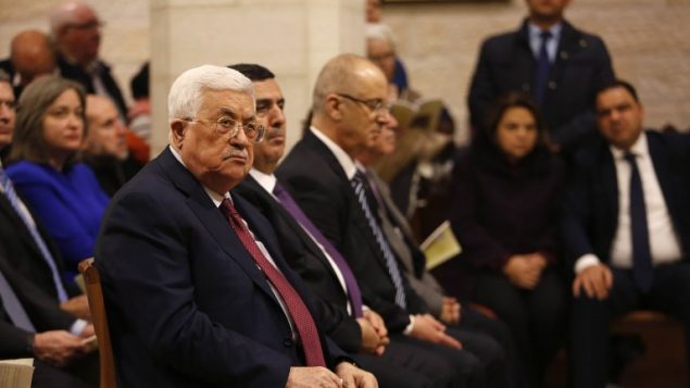 رئيس السلطة الفلسطينية محمود عباس يشارك في قداس منتصف الليل بمناسبة عيد الميلاد في كنيسة المهد في مدينة بيت لحم في الضفة الغربية، 25 ديسمبر، 2017. (AFP PHOTO / POOL / MUSSA QAWASMA) رئيس السلطة الفلسطينية محمود عباس يشارك في قداس منتصف الليل بمناسبة عيد الميلاد في كنيسة المهد في مدينة بيت لحم في الضفة الغربية، 25 ديسمبر، 2017. (AFP PHOTO / POOL / MUSSA QAWASMA)