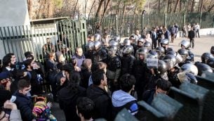اشتباكات بين طلاب ايرانيين والشرطة خلال مظاهرات في جامعة طهران، 30 ديسمبر 2017 (AFP PHOTO / STR)