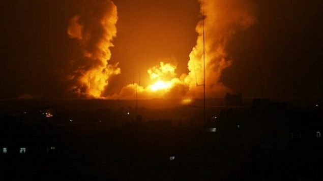 صورة للتوضيح: كرة نار تظهر بعد غارة جوية إسرائيلية في رفح، جنوب غزة، 1 يوليو، 2014. (AFP/Said Khatib)