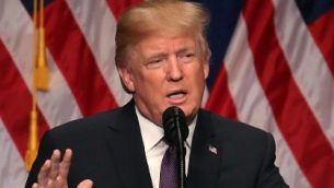 الرئيس الأمريكي دونالد ترامب يلقي بخطاب في مبنى ’رونالد ريغان’ في 18 ديسمبر، 2017، في العاصمة واشنطن. (Mark Wilson/Getty Images/AFP)