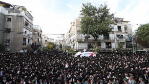 تشييع جثمان الحاخام اهارون يهودا ليب شتاينمان في بني براك، 12 ديسمبر 2017 (Yonatan Sindel/Flash90)