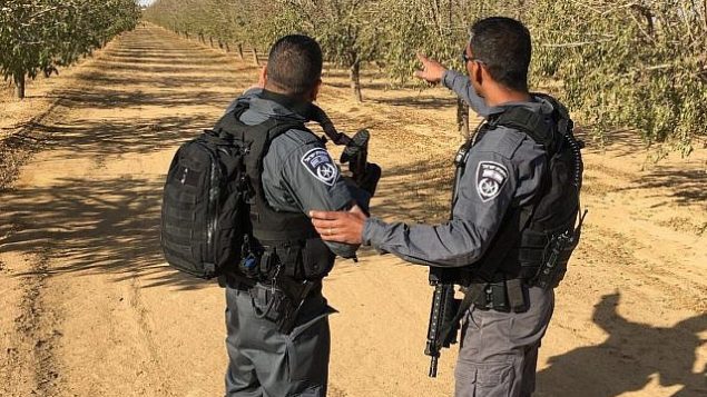 الشرطة تبحث عن مهاجم طعن جنديا حتى الموت في مدينة عراد الجنوبية، 1 ديسمبر 2017. (Israel Police)