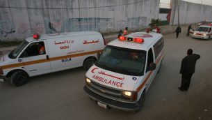 صورة توضيحية لسيارات اسعاف في قطاع غزة امام معبر رفح الحدودي، 10 يونيو 2008 (Abed Rahim Khatib/ FLASH90)