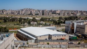 منطقة عطاروت الصناعية، مع كفر عقب الفلسطينية في الخلفية (Miriam Alster/Flash90)