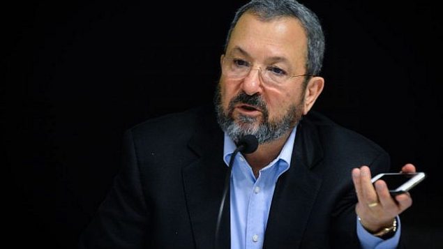 رئيس الوزراء ووزير الدفاع السابق إيهود باراك يتحدث خلال حدث لإطلاق التطبيق ريبورتي في تل أبيب، 16 مارس 2016. (Flash90)