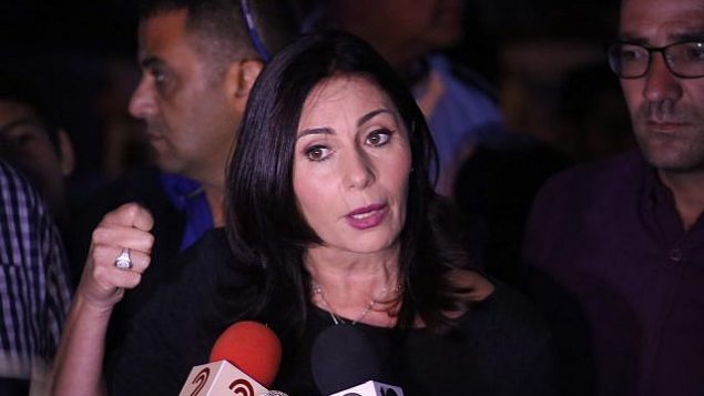 وزيرة الثقافة ميري ريغيف تتحدث مع الصحافيين قبل حفل في كفار عتصيون لإحياء الذكرى ال50 للمستوطنات الإسرائيلية في الضفة الغربية وهضبة الجولان، 27 سبتمبر، 2017. (Gershon Elinson/Flash90)