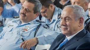 رئيس الوزراء بينيامين نتنياهو، من اليمين، والمفوض العام للشرطة روني الشيخ خلال مراسم افتتاح محطة شرطة جديدة في مدينة جسر الزرقاء العربية شمال إسرائيل، 21 نوفمبر، 22017. (Basel Awidat/Flash90)