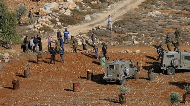 اشتبك فلسطينيون مع قوات الأمن الإسرائيلية في أعقاب أعمال شغب بين الفلسطينيين ومجموعة من المستوطنين المسافرين في شمال الضفة الغربية، في 30 نوفمبر / تشرين الثاني 2017. (Nasser Ishtayeh/Flash90)