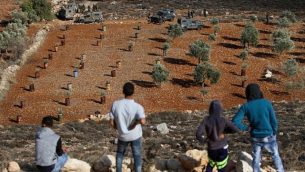 اشتبك فلسطينيون مع قوات الأمن الإسرائيلية في أعقاب أعمال شغب بين الفلسطينيين ومجموعة من المستوطنين المسافرين في شمال الضفة الغربية، في 30 نوفمبر / تشرين الثاني 2017. (Nasser Ishtayeh/Flash90)