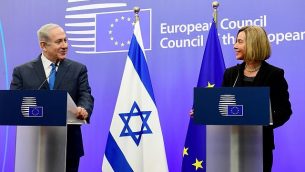 وزيرة خارجية الإتحاد الأوروبي فيديريكا موغيريني، من اليمين، ورئيس الوزراء بينيامين نتنياهو، خلال مؤتمر صحفي مشترك في بنى مجلس الإتحاد الأوروبي في بروكسل، الإثنين، 11 أوكتوبر، 2017. (Avi Ohayon/GPO)