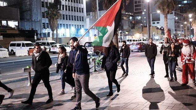 عرب من مواطني إسرائيل يشاركون في تظاهرة من أمام مبنى السفارة الأمريكية في تل أبيب احتجاجا على قرار الرئيس الأمريكي دونالد ترامب الإعتراف بالقدس عاصمة لإسرائيل، 12 ديسمبر، 2017. (Tomer Neuberg/Flash90)