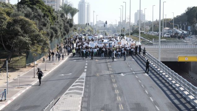 عمال شركة تيفا الإسرائيلية للادوية يتطاهرون في بيتاح تيكفا ضد خطة الشرطة الغاء الاف الوظائف، 17 ديسمبر 2017 (Tomer Neuberg/Flash90)