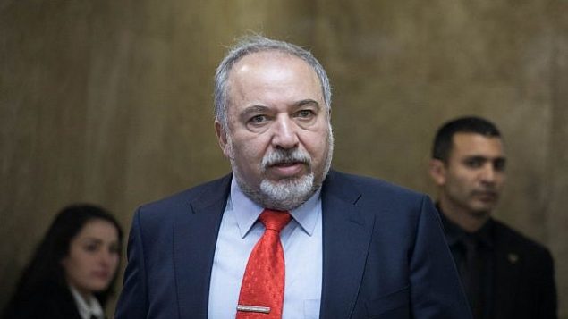 وزير الدفاع أفيغدور ليبرمان يصل إلى الاجتماع الأسبوعي لمجلس الوزراء في مكتب رئيس الوزراء في القدس، في 24 ديسمبر 2017. (Hadas Parush/Flash90)