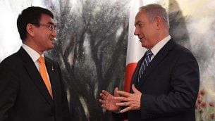 يجتمع رئيس الوزراء بنيامين نتنياهو (يمين) مع وزير الخارجية الياباني تارو كونو في القدس في 25 ديسمبر 2017. (Kobi Gideon/GPO)