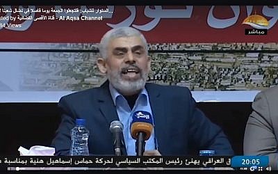 رئيس حركة حماس يحيى سينوار يخاطب أتباعه في قطاع غزة في خطاب تلفزيوني، 21 ديسمبر / كانون الأول 2017. (Screen capture: Al-Aqsa Television)