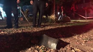 عناصر الشرطة يعثرون على صاروخ اطلق من قطاع غزة وسقط في جنوب اسرائيل، 17 ديسمبر 2017 (Israel Police)