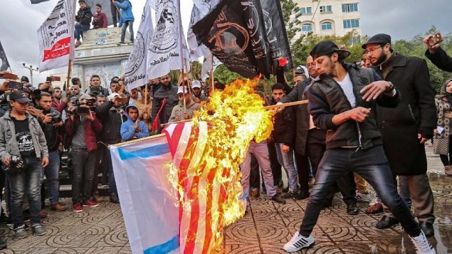 فلسطينيون يحرقون الأعلام الأمريكية والإسرائيلية في مدينة غزة في 6 ديسمبر 2017 قبيل خطاب الرئيس الأمريكي دونالد ترامب AFP PHOTO / MAHMUD HAMS