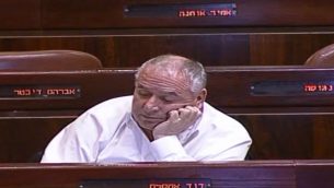 عضو الكنيست دافيد امسلم خلال جلسة الساعة 4 صباحا في الكنيست حول مشروع قانون توصيات الشرطة (Screen capture: Knesset Channel)
