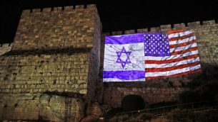 العلم الأميركي مع العلم الإسرائيلي على جدران المدينة القديمة في القدس، 6 ديسمبر 2017  Ahmad Gharabli/AFP