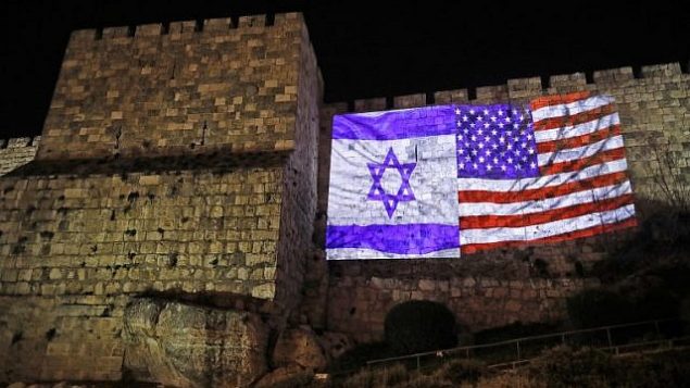 العلم الأميركي مع العلم الإسرائيلي على جدران المدينة القديمة في القدس، 6 ديسمبر 2017  Ahmad Gharabli/AFP