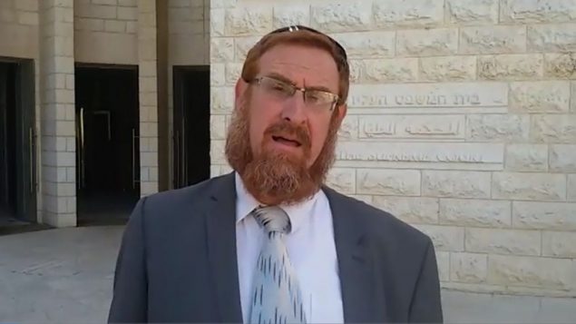 عضو الكنيست يهودا غليك امام المحكمة العليا في القدس، بعد تقديمه التماس للسماح للمشرعين زيارة الحرم القدسي (Raoul Wootliff/Times of Israel)