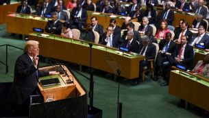 الرئيس الأمريكي دونالد ترامب يلقي خطابا أمام الرئيس اأمام الجمعية العامة السنوية ال 72 للأمم المتحدة في نيويورك في 19 سبتمبر 2017. (AFP PHOTO / DON EMMERT)