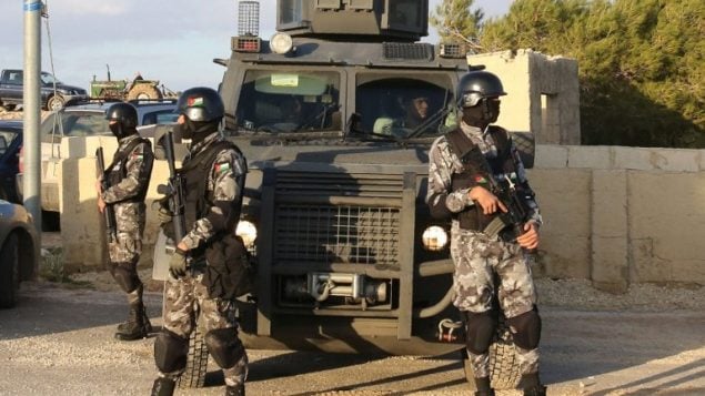 صورة توضيحية: قوات الامن الاردنية في جنازة احدى ضحايا هجوم في الكرك في اليوم السابق، 19 ديسمبر 2016 (Khalil Mazraawi/AFP)