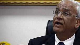 صائب عريقات، كبير المفاوضين الفلسطينيين والأمين العام لمنظمة التحرير الفلسطينية، خلال مؤتمر صحفي عقد في مدينة أريحا بالضفة الغربية في 15 فبراير / شباط 2017. (AFP/AHMAD GHARABLI)