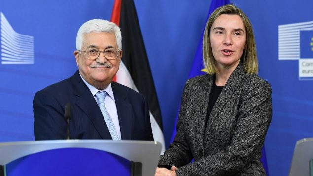 رئيس السلطة الفلسطينية محمود عباس خلال مؤتمر صحفي مشترك مع وزيرة خارجية الاتحاد الاوروبي فيديريكا موغيريني في مقر الاتحاد الاوروبي في بروكسل، 27 مارس 2017 (AFP Photo/Emmanuel Dunand)