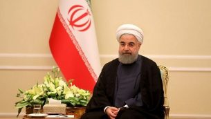 الرئيس الإيراني حسن روحاني يجلس خلال اجتماع مع رئيس الجيش الباكستاني في طهران في 6 نوفمبر 2017. (AFP/Atta Kenare)