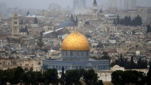 صورة لقبة الصخرة في البلدة القديمة في القدس، 6 ديسمبر 2017 (AFP Photo/Ahmad Gharabli)