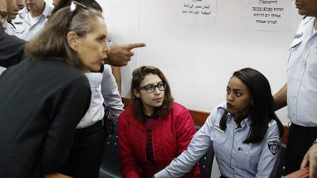 نور تميمي، المعتقلة بسبب فيديو يظهرها مع اثنتين من افراد عائلتها خلال اعتداء على جنود اسرائيليين، في المحكمة العسكرية في سجن عوفر، الضفة الغربية، 28 ديسمبر 2017 (Ahmad Gharabli/AFP)