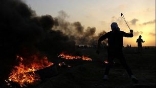 فلسطينيون في اشتباكات مع قوات الأمن الإسرائيلية في الضواحي الشرقية لمدينة غزة، بالقرب من الحدود مع إسرائيل، في 12 يناير / كانون الثاني 2018. (AFP Photo/Mohammed Abed)