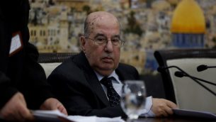 المسؤول الفلسطيني الرفيع سليم زعنون يقرأ بيان في ختام جلسة اللجنة المركزية لمنظمة التحرير الفلسطينية في مدينة رام الله، الضفة الغربية، 16 يناير 2018 (AFP PHOTO / ABBAS MOMANI)