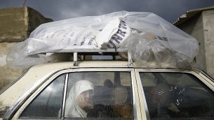 امرأة فلسطينية داخل سيارة بعد الحصول على مساعدات من قبل الأونروا في غزة، 17 يناير 2018 (AFP PHOTO / MOHAMMED ABED)