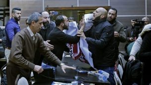 نشطاء فلسطينيون يقاطعون دورة لقاء بين أعضاء في وفد اقتصادي أمريكي ورئيس الغرفة التجارية لمحافظة بيت لحم، في مدينة بيت لحم في الضفة الغربية، 30 يناير، 2018. (AFP Photo/Musa Al-Shaer)