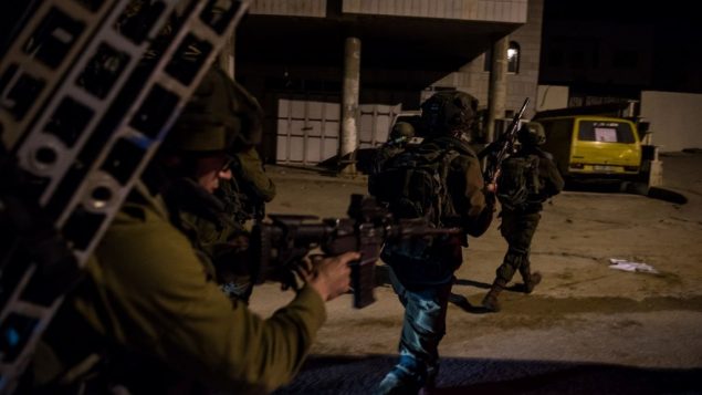 صورة توضيحية: قوات اسرائيلية تفتش المنطقة المحيطة بمدينة نابلس في الضفة الغربية، ضمن البحث عن منفذي هجوم اطلاق نار دامي بالقرب من مستوطنة مجاورة ، 11 يناير 2018 (Israel Defense Forces)
