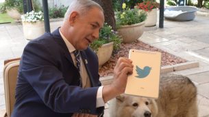 يجيب رئيس الوزراء الإسرائيلي بنيامين نتنياهو على أسئلة على تويتر مباشرة، في مقر رئيس الوزراء في القدس، حيث تحتفل إسرائيل باستقلالها الثامن والستين. 12 مايو 2016. (AMos Ben Gershom/GPO)