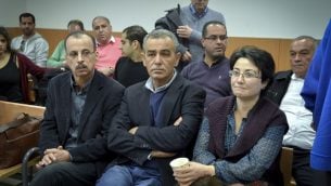 اعضاء حزب التجمع حنين زعبي، جمال زحالقة، خلال محاكمة زميلهم في الحزب باسل غطاس في محكمة الصلح في رحوفوت، 5 يناير 2017 (Avi Dishi/Flash90)