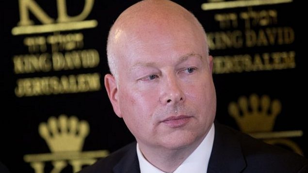المبعوث الأمريكي الخاص جيسون غرينبلات يشارك في مؤتمر صحافي حول اتفاق المياه بين إسرائيل والسلطة الفلسطينية في 13 يوليو، 2017. (Yonatan Sindel/Flash90)