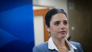 وزيرة العدل أيليت شاكيد تصل إلى الاجتماع الحكومي الأسبوعي في مكتب رئيس الوزراء في القدس، 17 ديسمبر 2017. (Yonatan Sindel/Flash90)