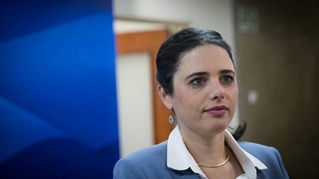 وزيرة العدل أيليت شاكيد تصل إلى الاجتماع الحكومي الأسبوعي في مكتب رئيس الوزراء في القدس، 17 ديسمبر 2017. (Yonatan Sindel/Flash90)