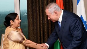 رئيس الوزراء بنيامين نتنياهو يلتقي بوزيرة الخارجية الهندية سوشما سواراج في دلهي، 14 يناير 2018 (Avi Ohayon/GPO)