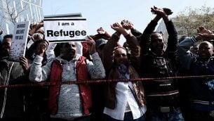 طالبو لجوء افريقيين وناشطو حقوق انسان يتظاهرون ضد الترحيل امام سفارة رواندا في هرتسليا، 22 يناير 2018 (Tomer Neuberg/Flash90)