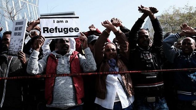 طالبو لجوء افريقيين وناشطو حقوق انسان يتظاهرون ضد الترحيل امام سفارة رواندا في هرتسليا، 22 يناير 2018 (Tomer Neuberg/Flash90)