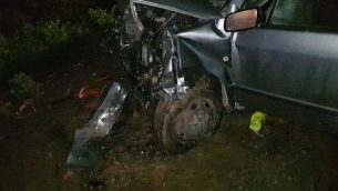 إحدى المركبتين المتورطتين في حادث طرق على الطريق رقم 557، بالقرب من مستوطنة شفي شومرون في شمال الضفة الغربية، 23 يناير، 2018. (Courtesy, Samaria Regional Council)